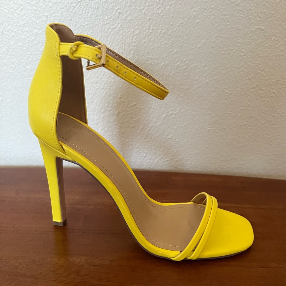 Just Fab Yellow heels size 9